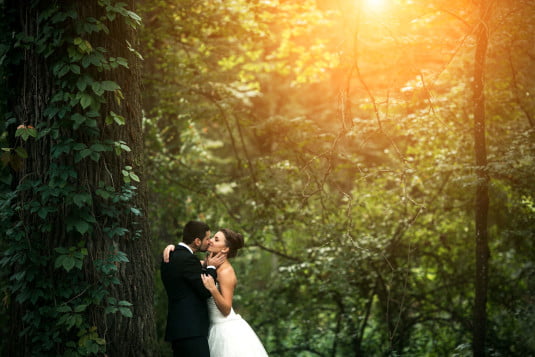 Photo d'un couple mariage posant dans foret